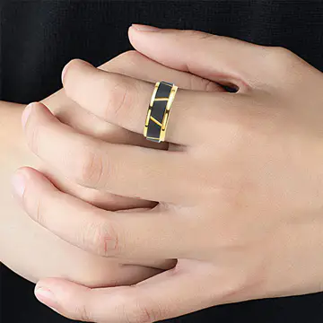 The matching of jewelry colors, different colors match different styles