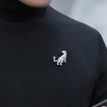 How to wear the brooch