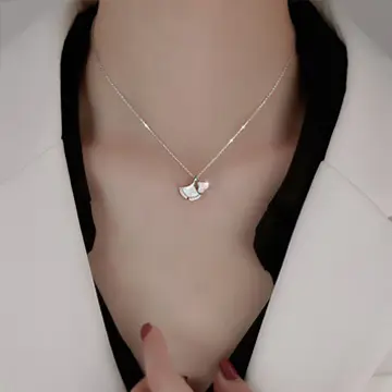 How women wear necklaces